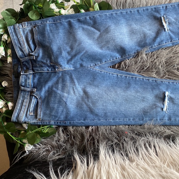 Ripped UNIQLO Jeans - Picture 2 of 6